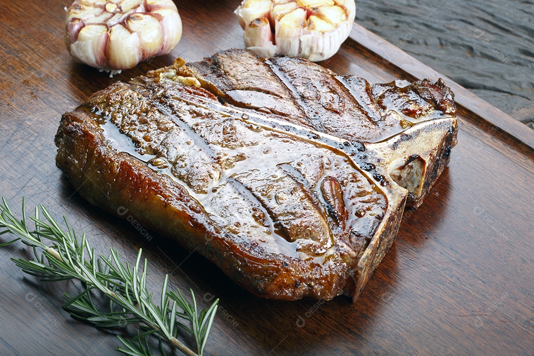 Bife t bone com com alho assado ao lado