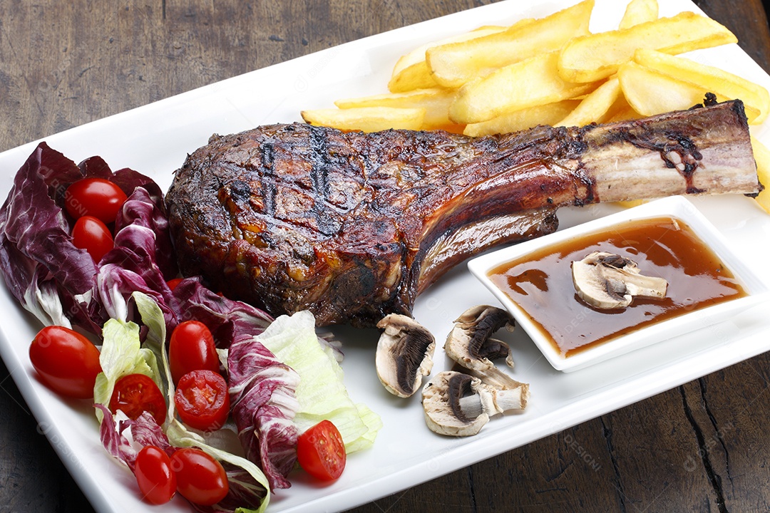 Prime rib com batata frita e salada