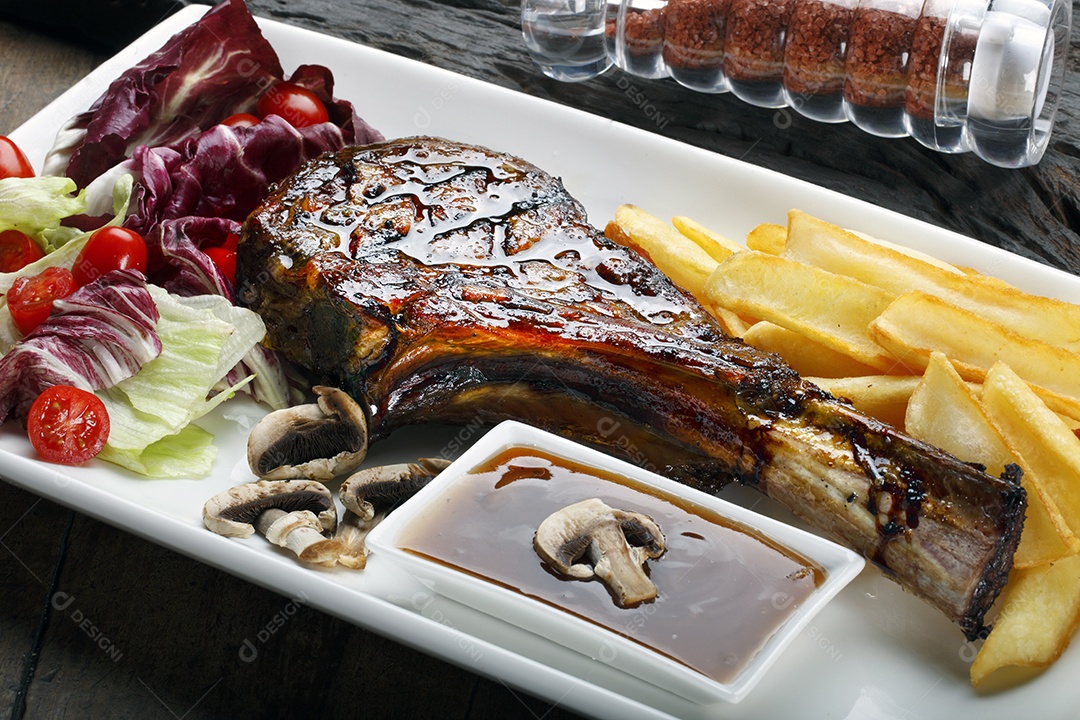 Prime rib com batata frita e salada