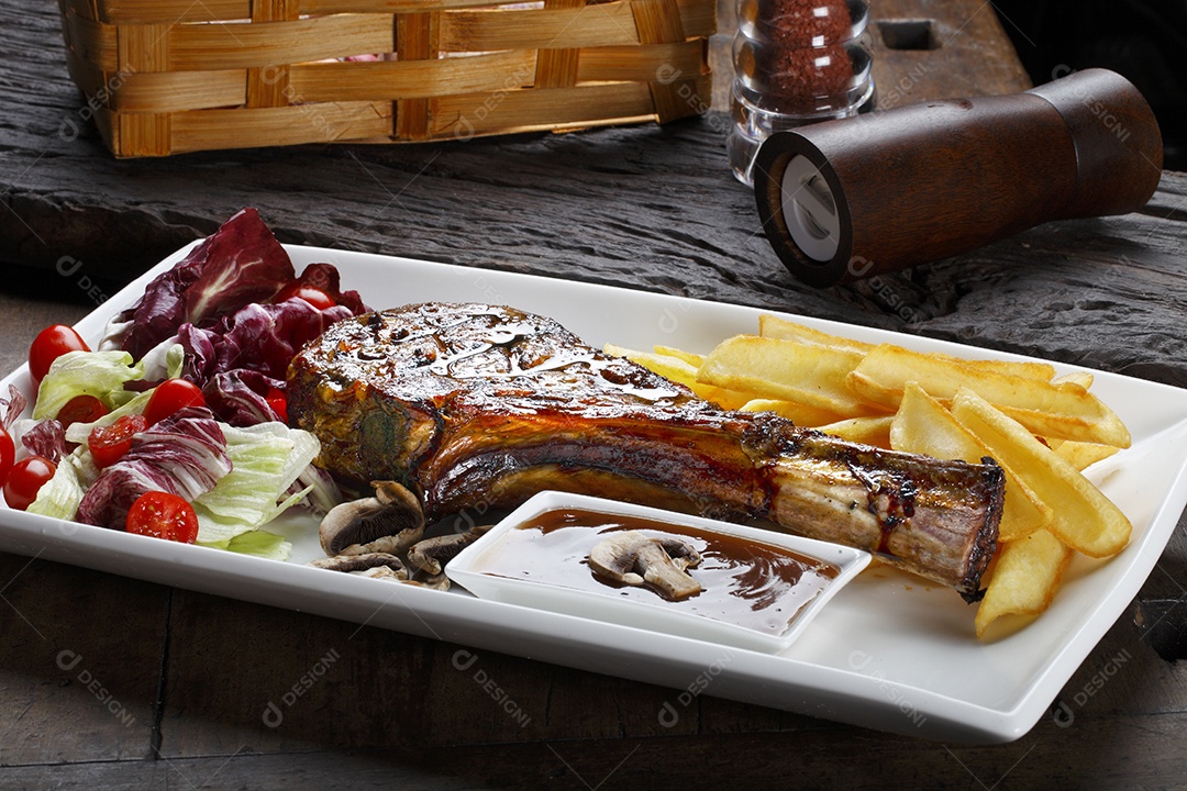 Prime rib com batata frita e salada