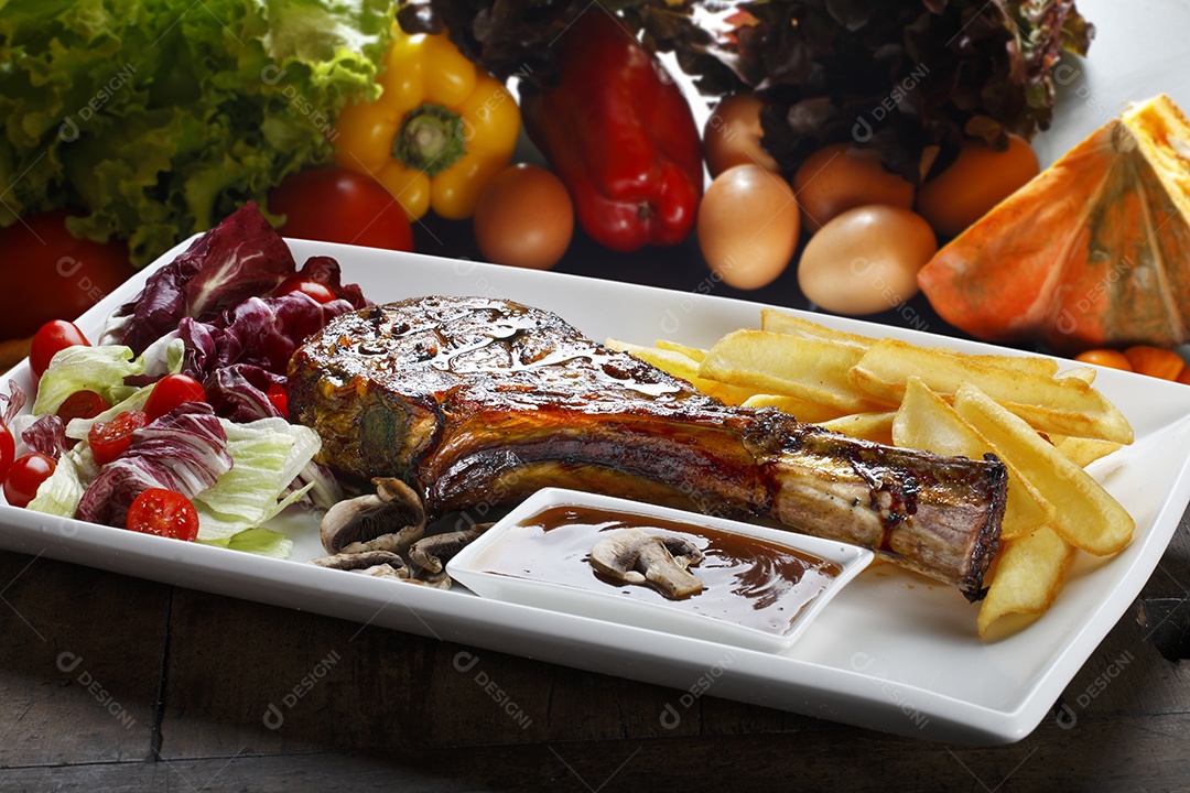 Prime rib com batata frita e salada