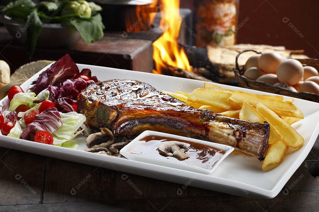 Prime rib com batata frita e salada