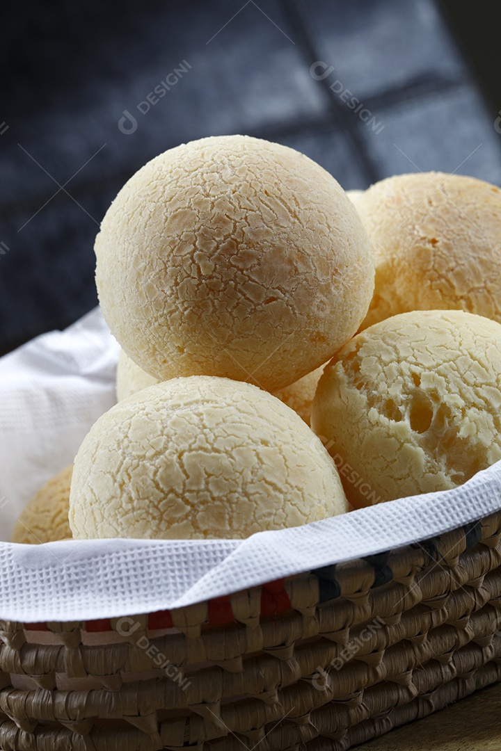 Pães de queijo em um tigela