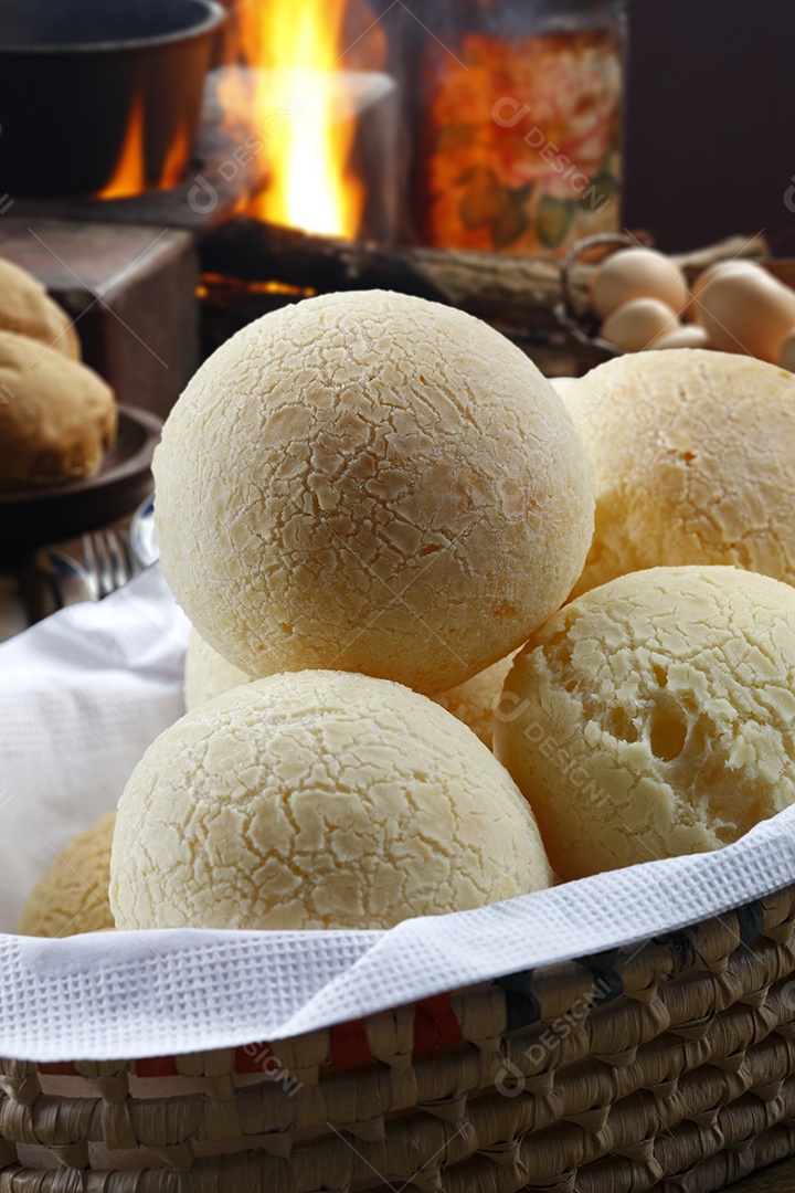 Pães de queijo em um tigela