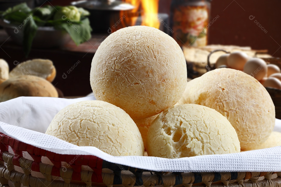 Cesta com papel toalha e pães de queijo
