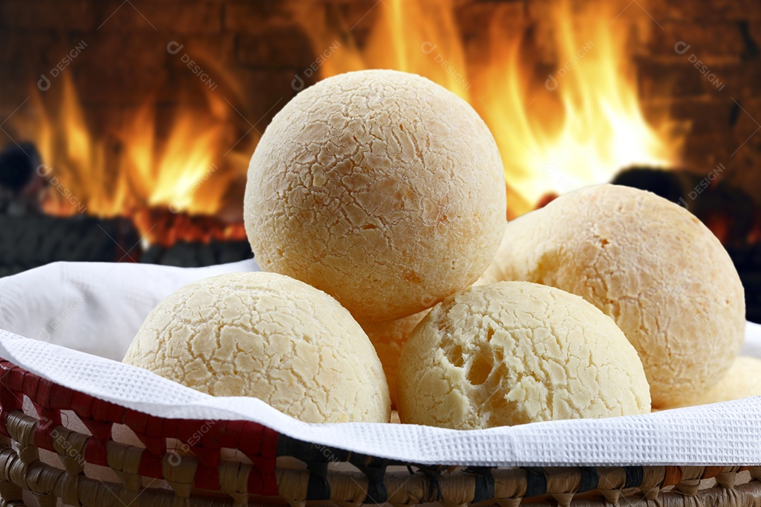 Cesta com papel toalha e pães de queijo