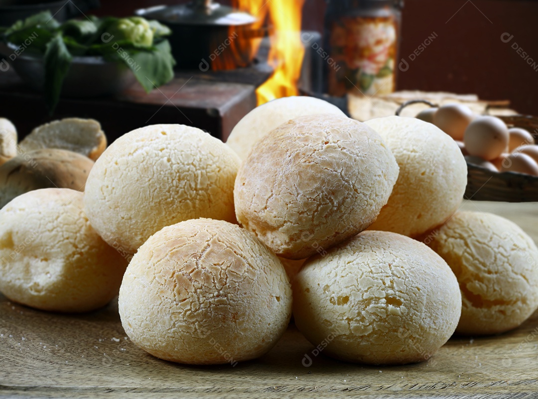 Pães de queijo sobre uma tábua de madeira