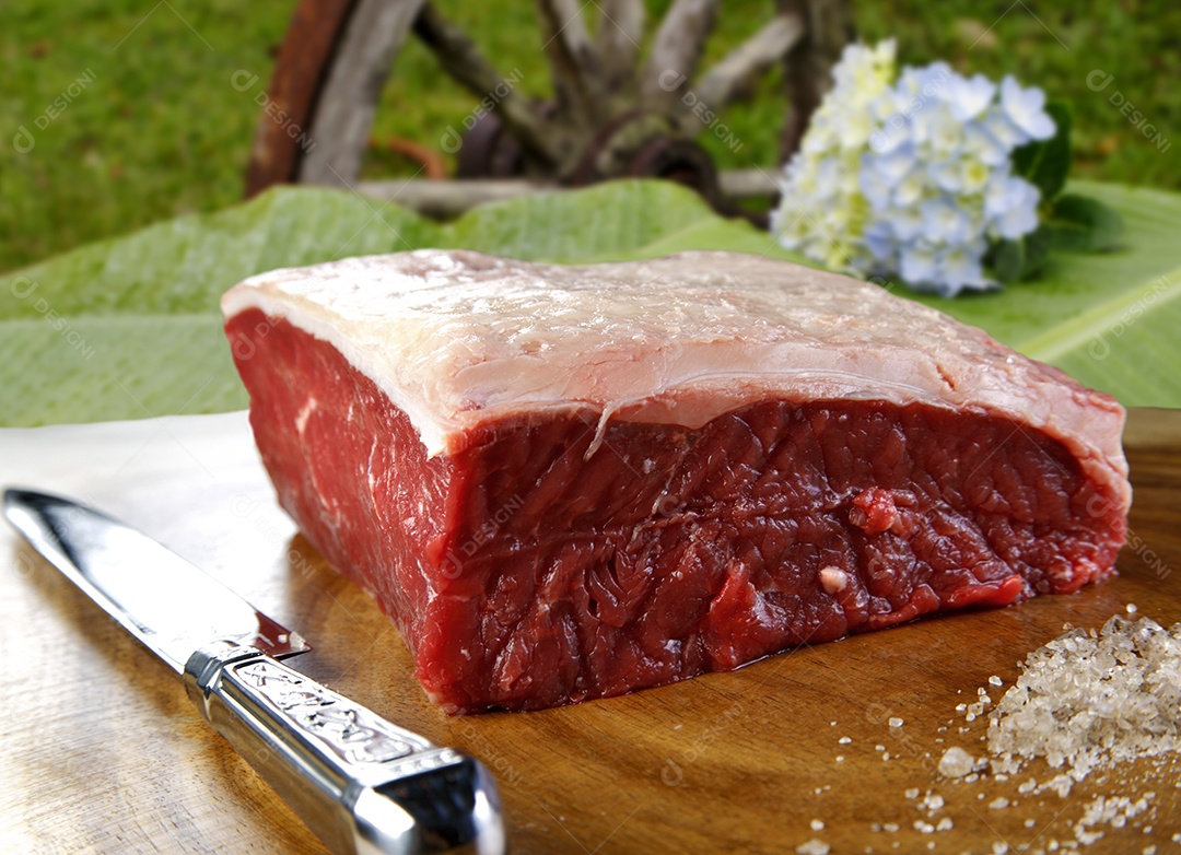 Picanha em peça sobre tábua de madeira