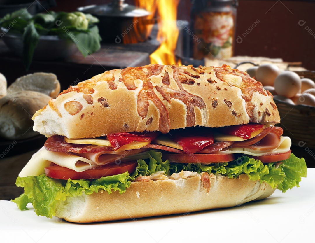 Sanduíche de carne com tomate e queijo