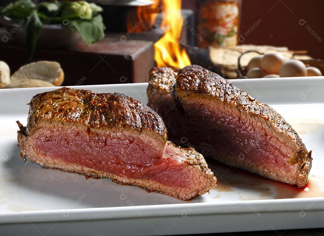 Deeliciosas fatias de carne assada cortada