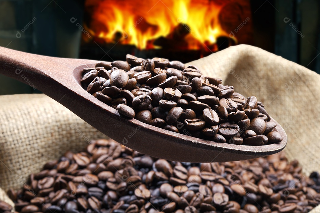 Colher de madeira com grãos de café torrado