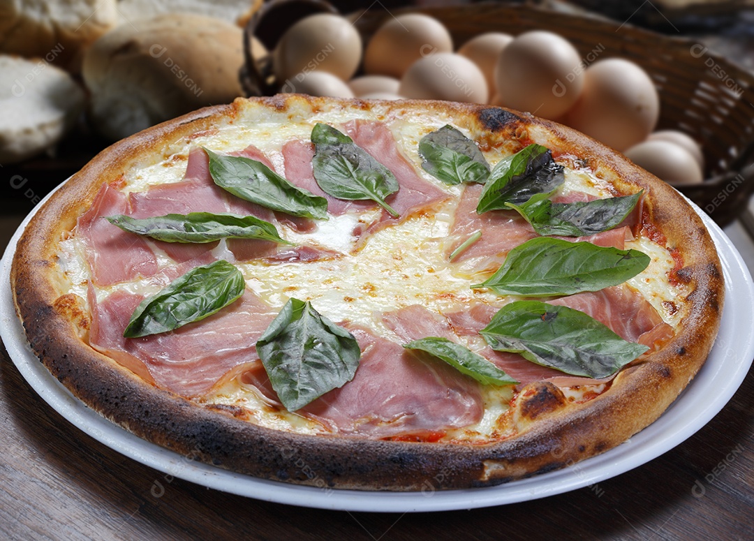 Pizza de presunto com manjericão