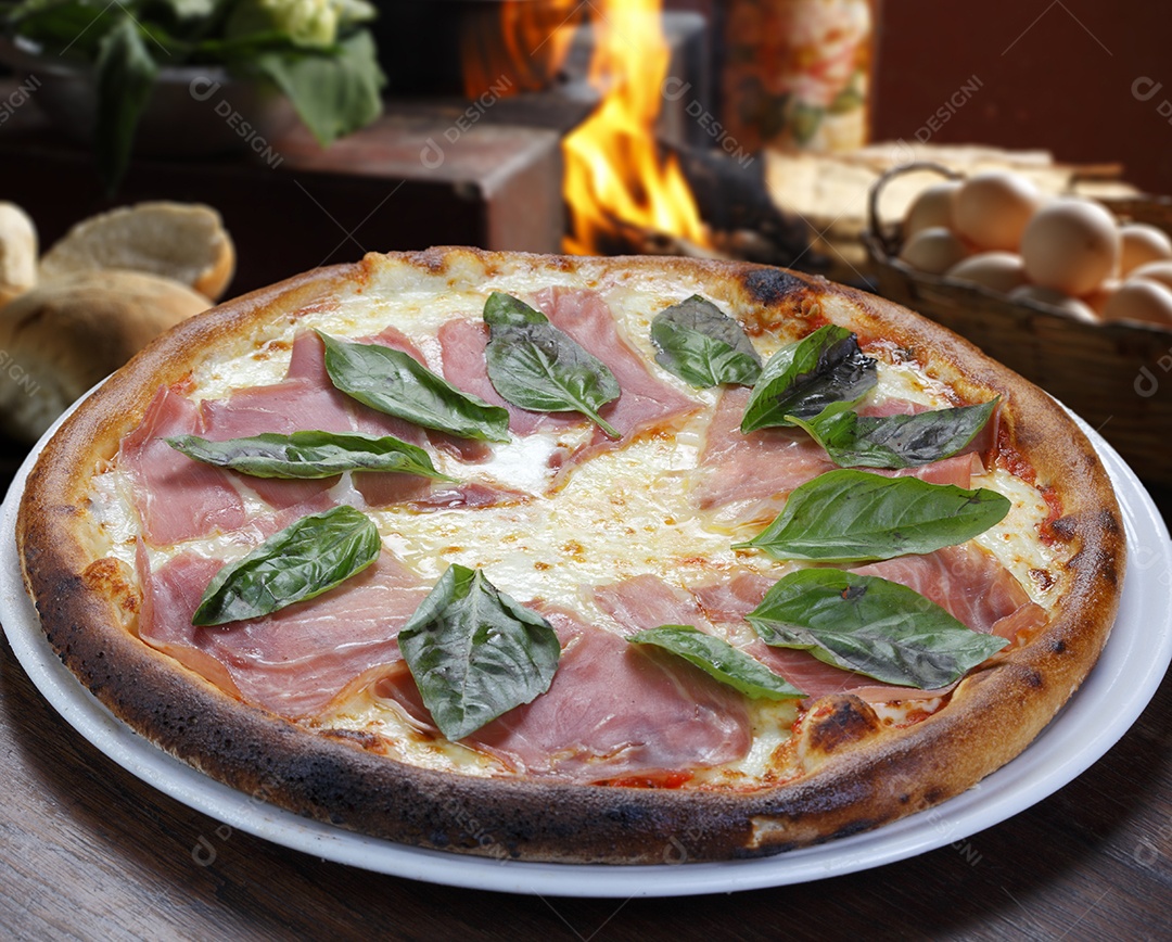 Pizza de presunto com manjericão