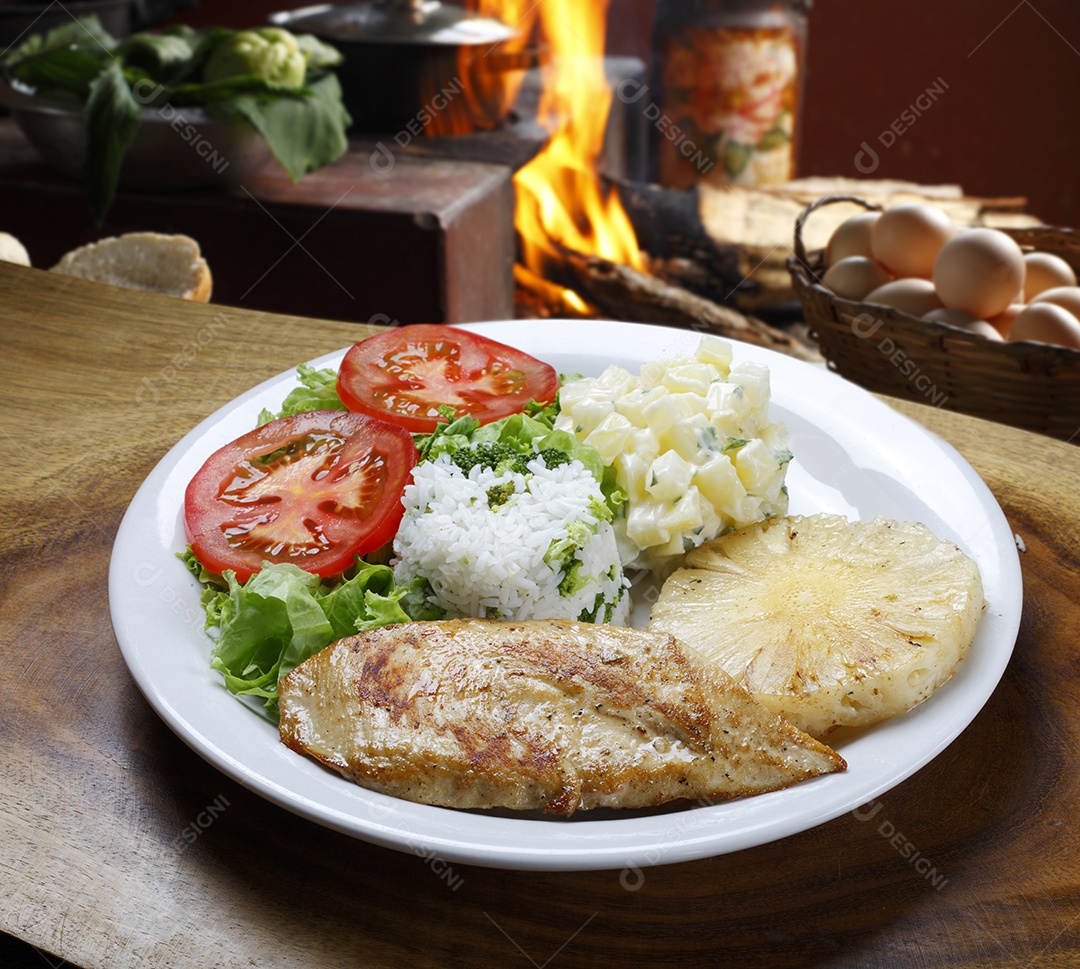 Arroz com frango e salada com maionese