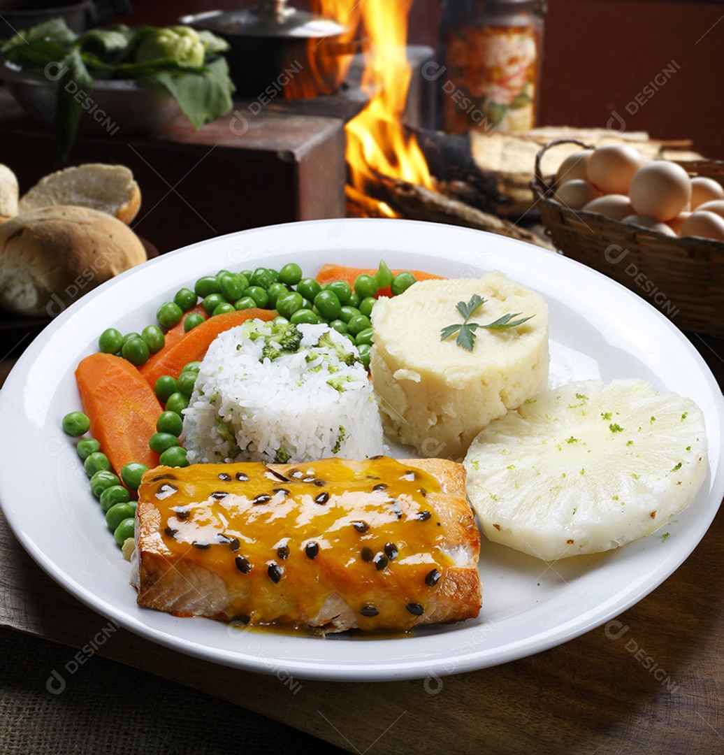 Salmão com guarnições