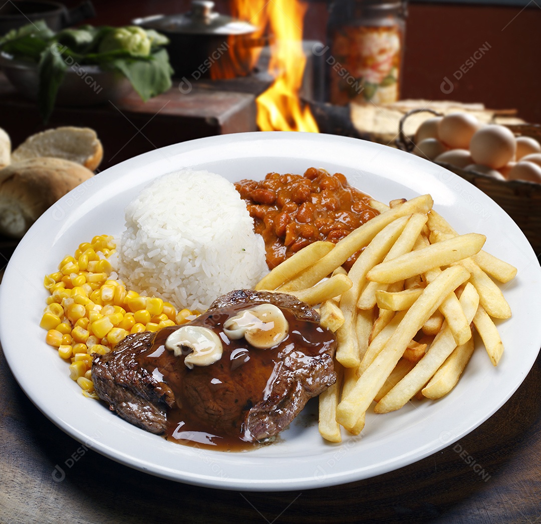 Arroz com feijão batatas e milho e bifé