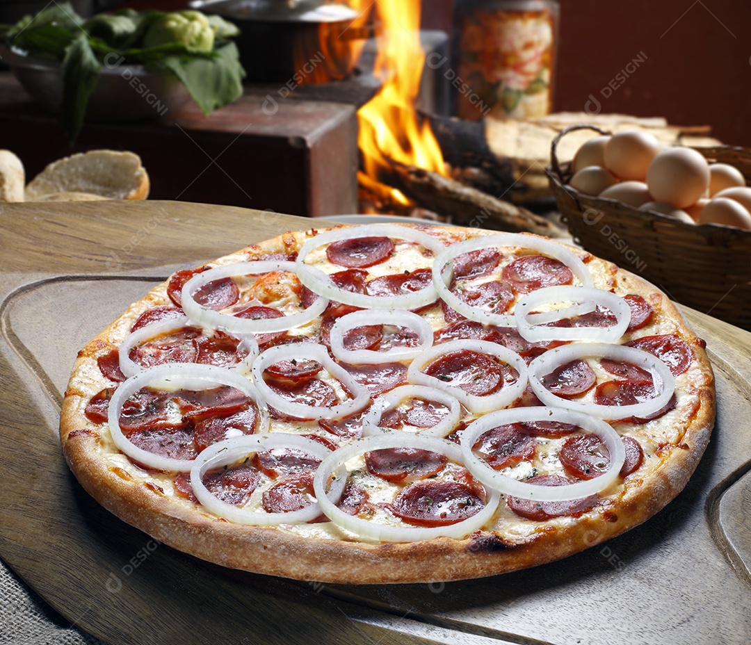 Pizza de calabresa acebolada