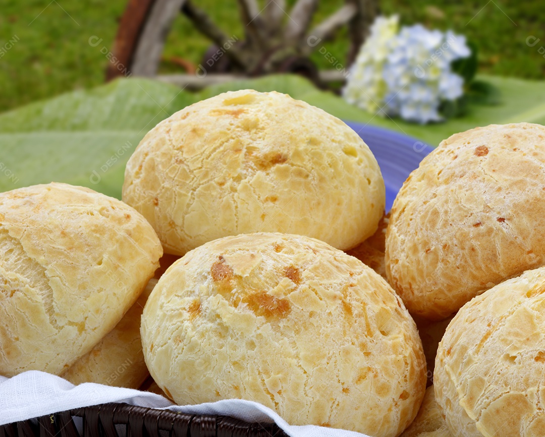 Pães de queijo em um tigela