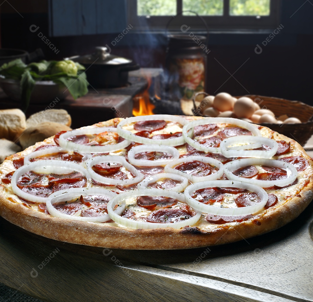 Pizza de calabresa acebolada e azeitona