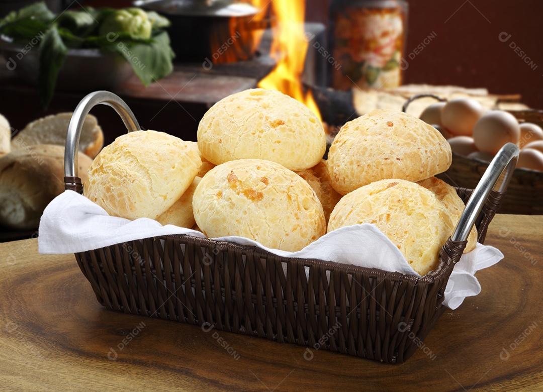 Cesta com pães de queijo