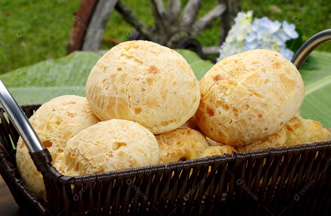 Cesta com pães de queijo