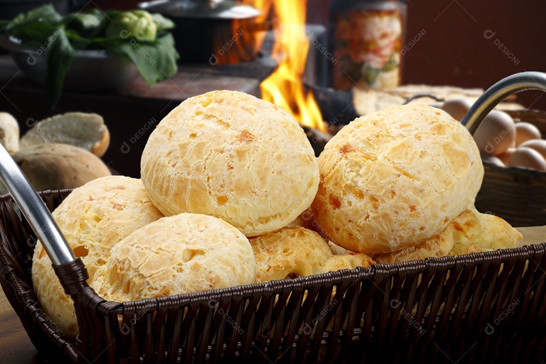 Pão de queijo em uma cesta