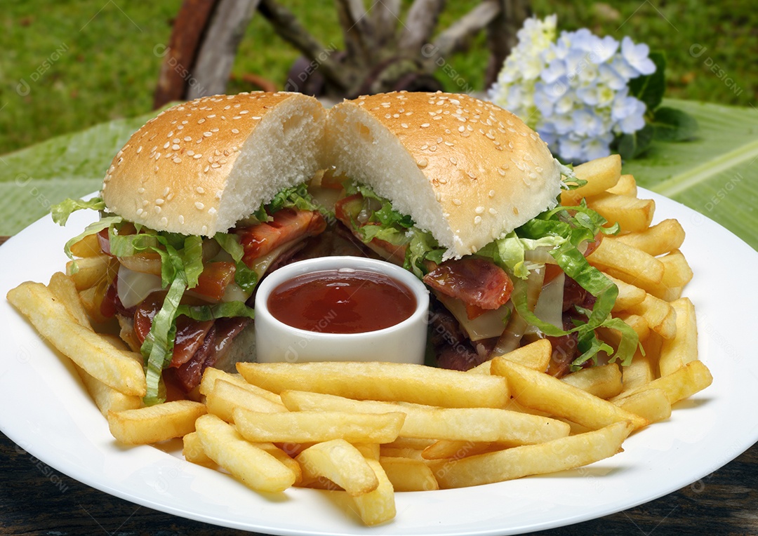 Hambúrguer com batatas fritas