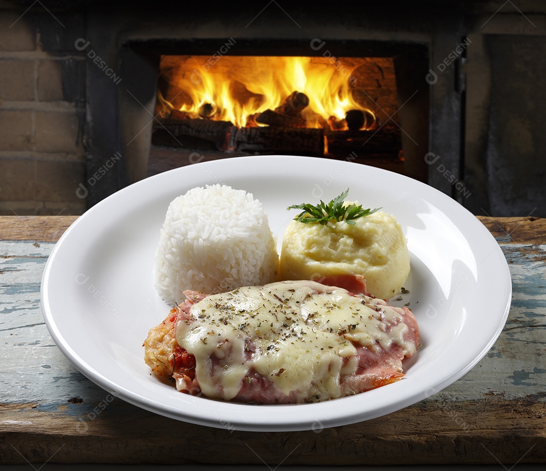O bife à parmegiana com batata e arroz