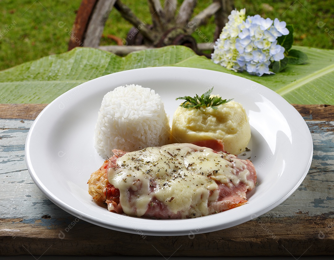 O bife à parmegiana com batata e arroz