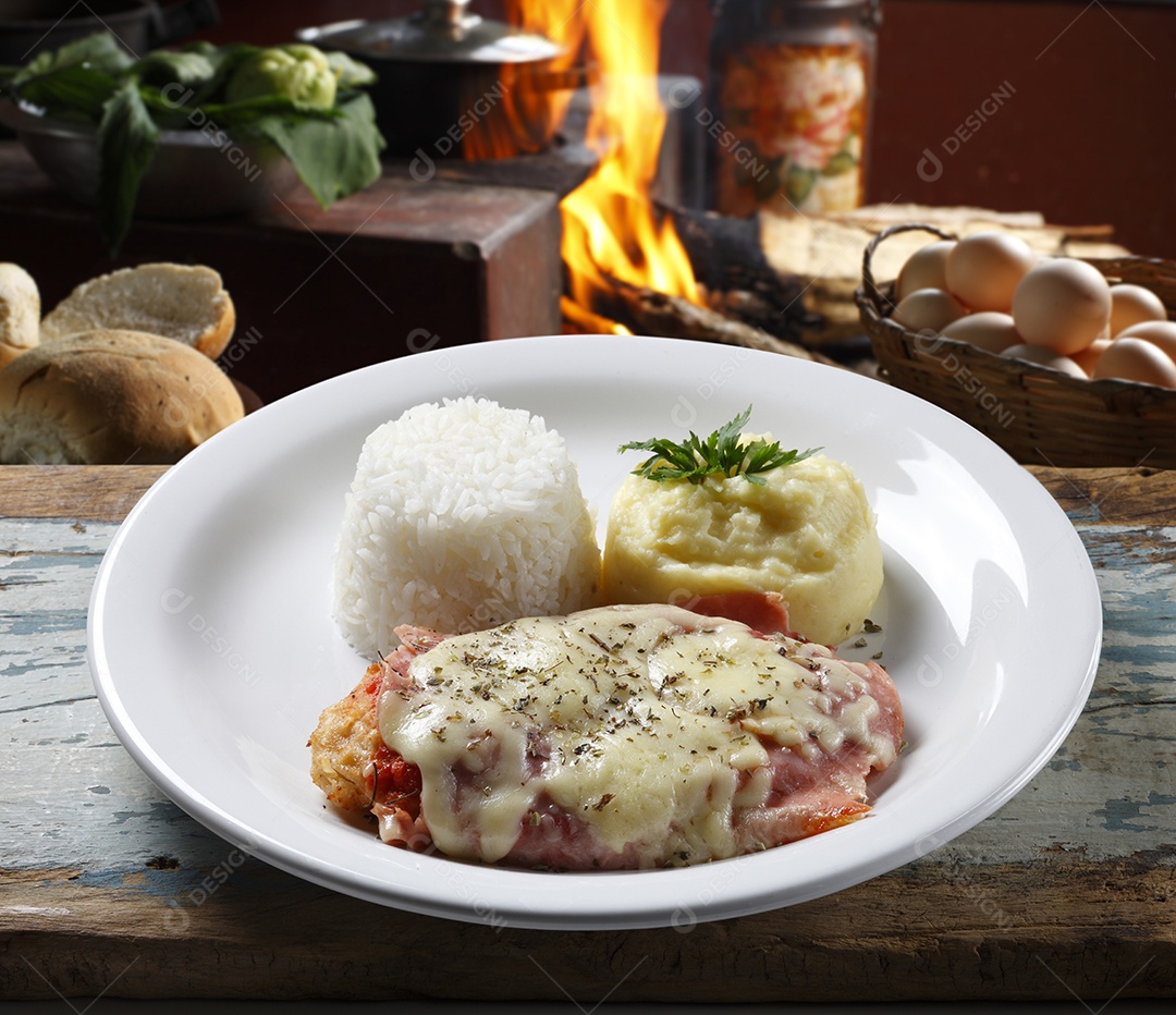 O bife à parmegiana com batata e arroz