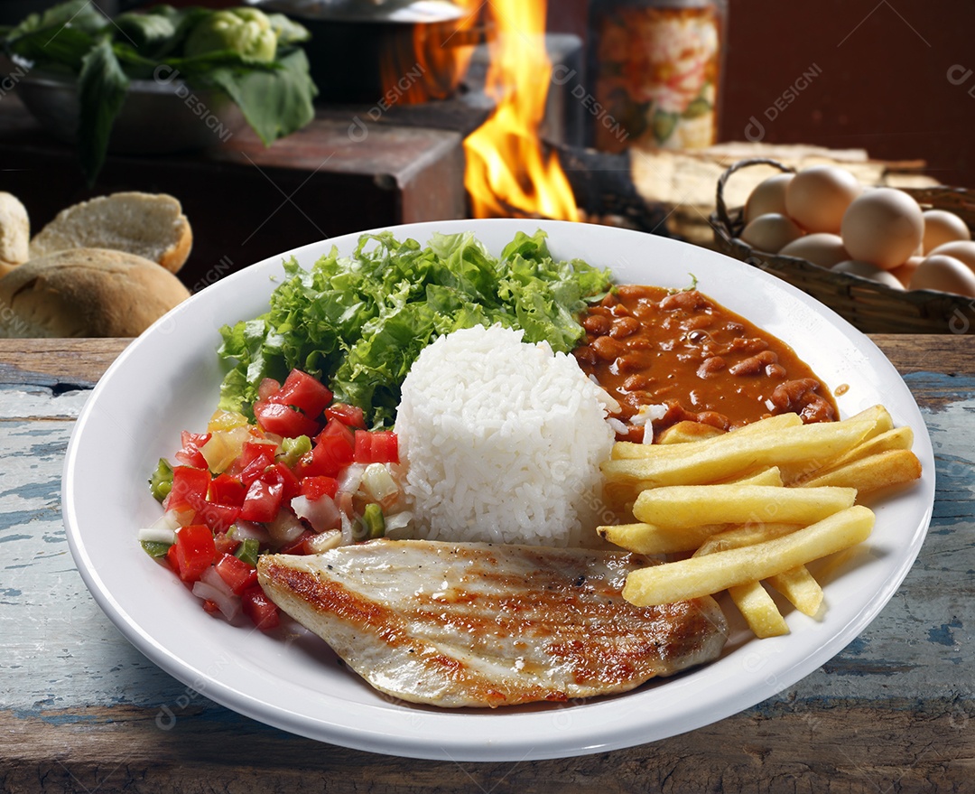 Comida tradicional arroz feijão batatas salada e bife de frango