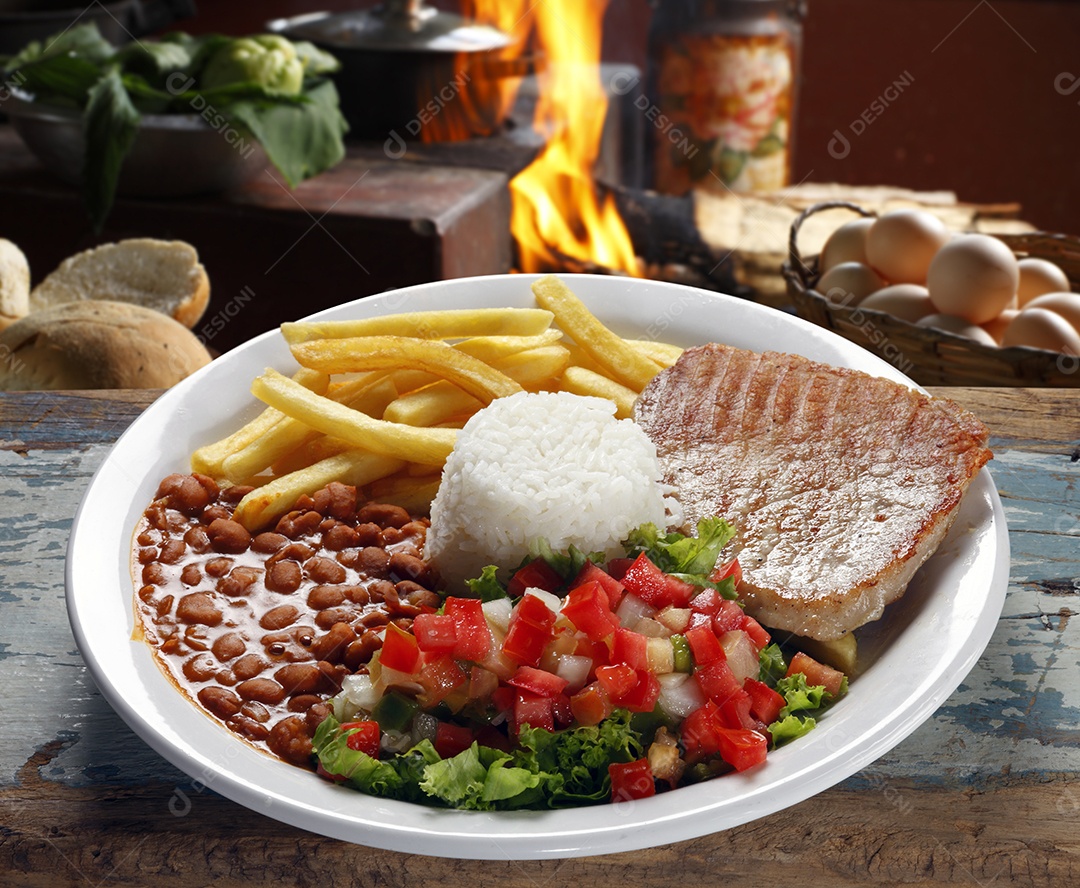 Comida deliciosa tradicional arroz feijão carne batatas e salada