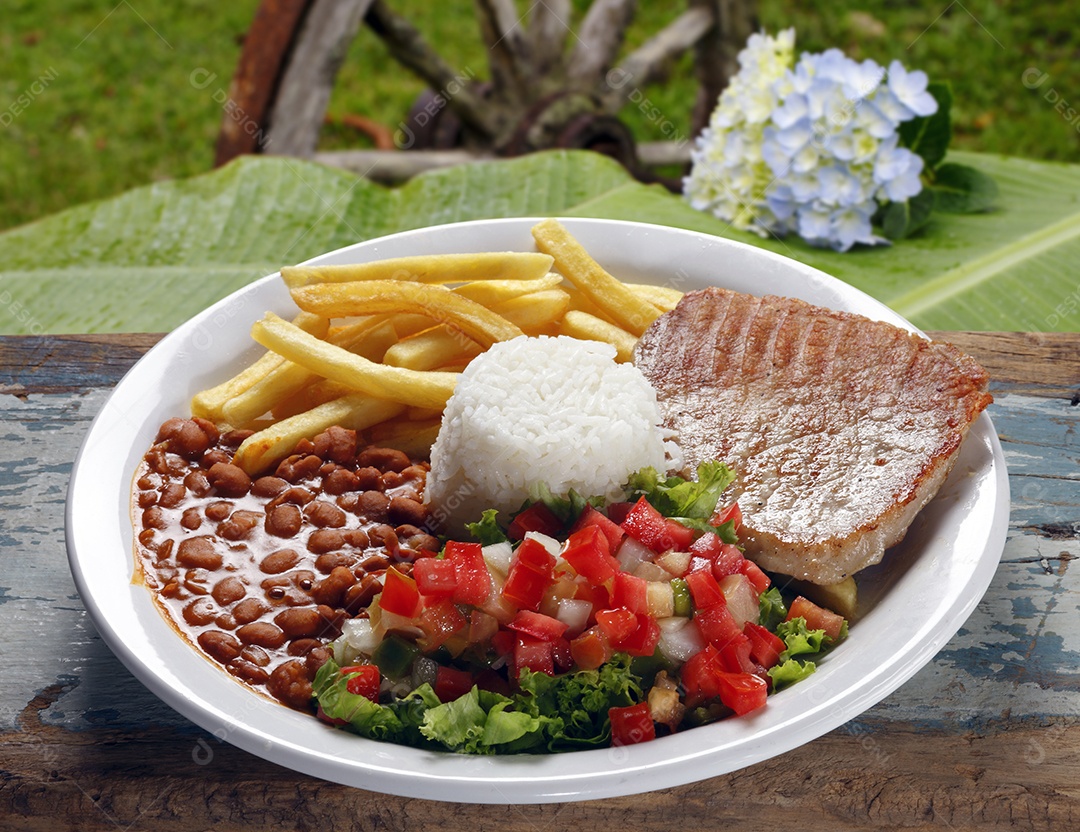 Comida tradicional arroz feijão carne salada e batatas fritas