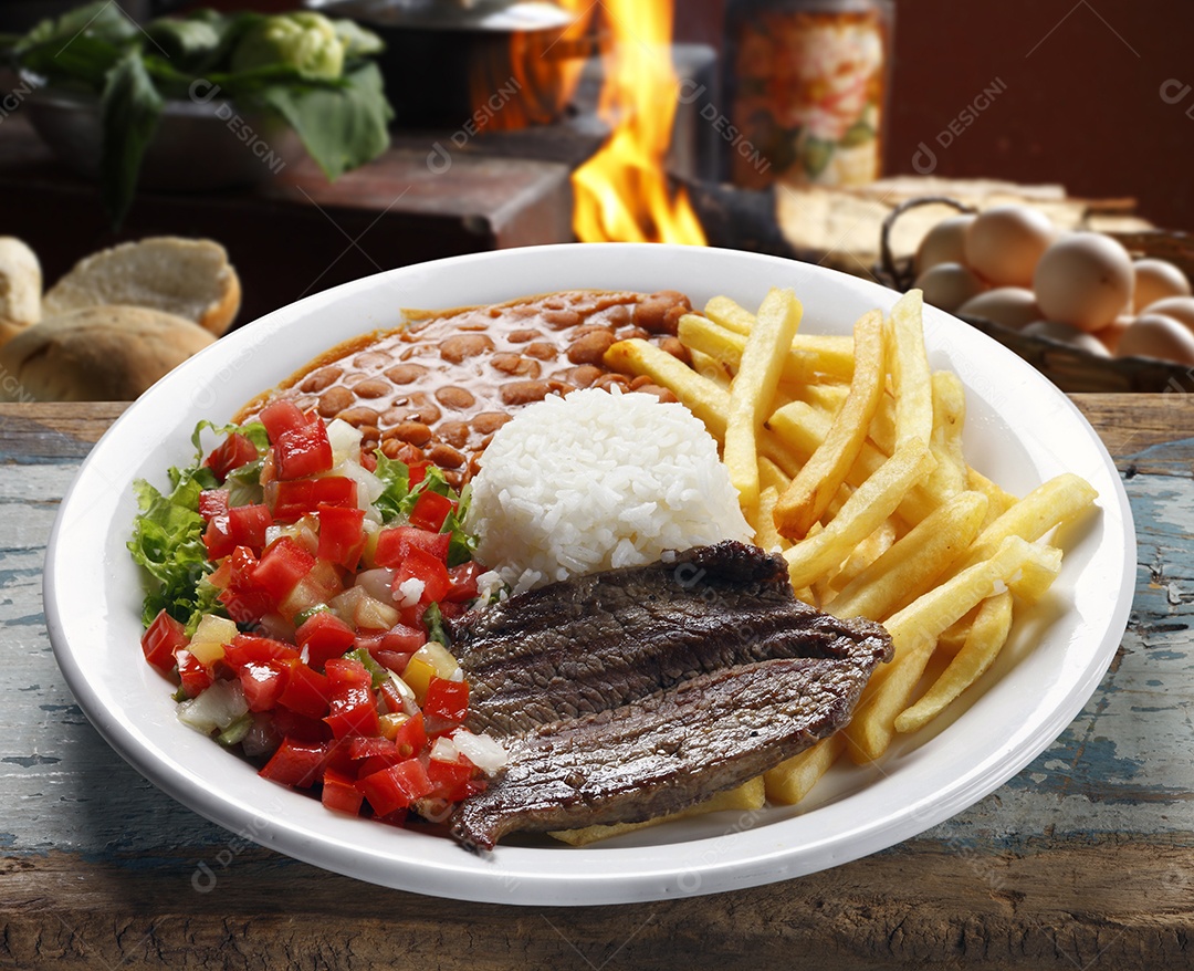 Comida tradicional arroz feijão carne salada e batatas fritas