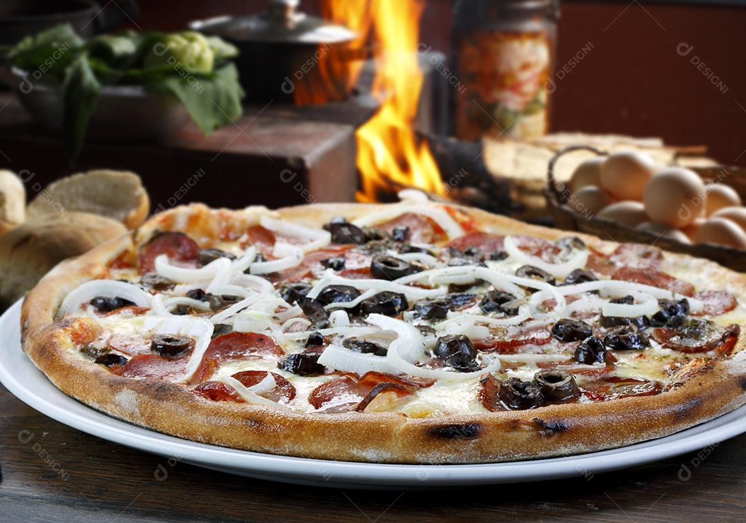 Pizza de calabresa acebolada e azeitona