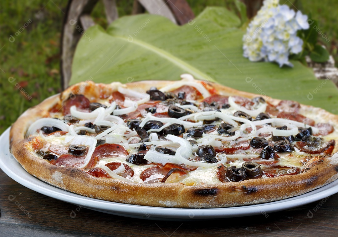 Pizza de calabresa com azeitona e cebola