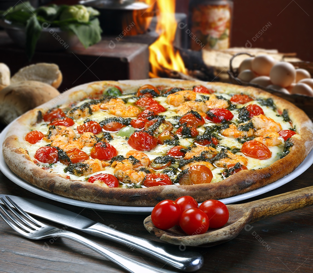 Pizza de frutos do mar com tomates