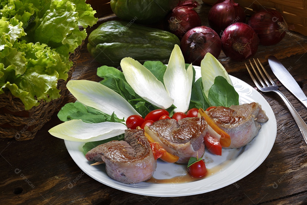 Picanha com legumes ao molho barbecue e salada