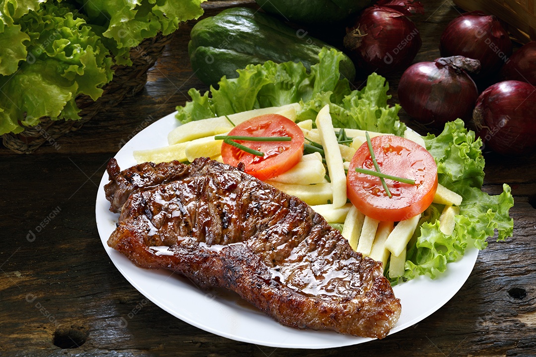 Bife assada batatas e saladas