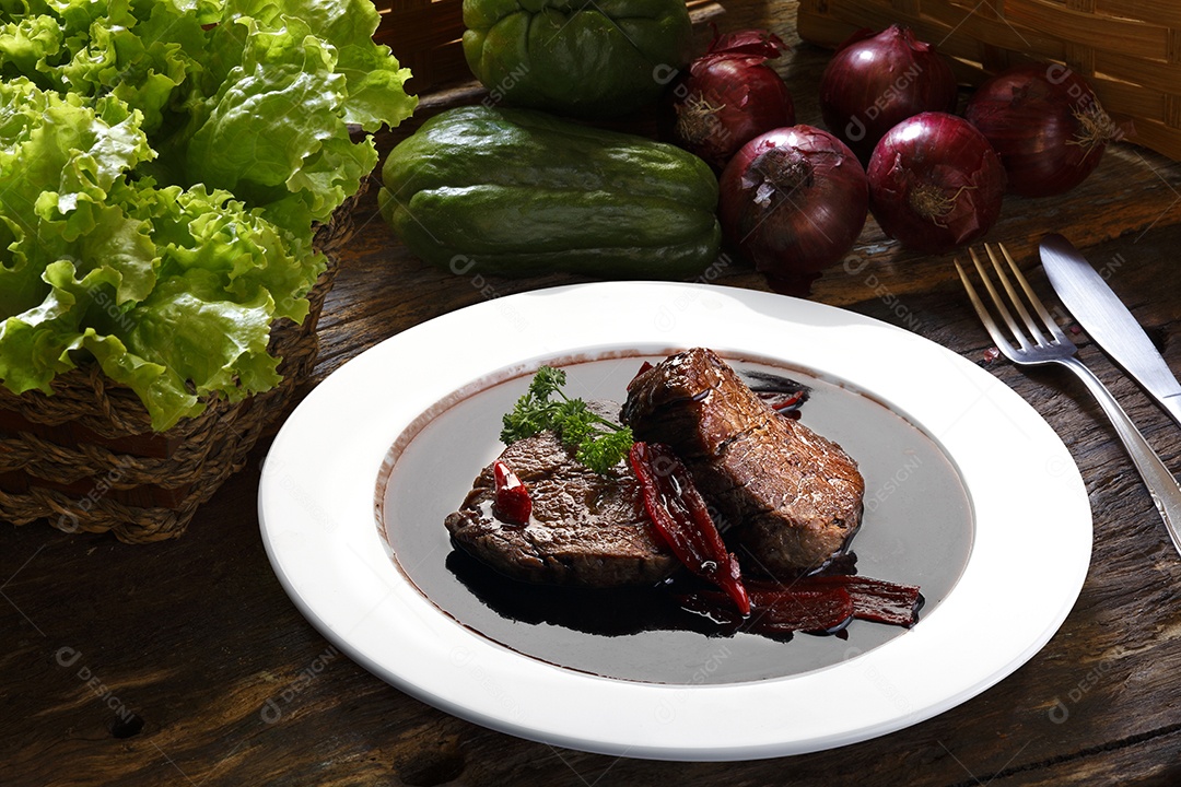 Carne ao molho de vinho tinto