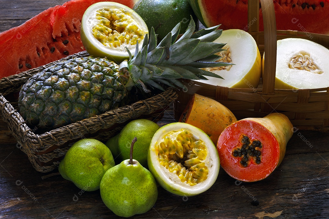 Diversas frutas melão melancia maracujá abacaxi pera e mamão