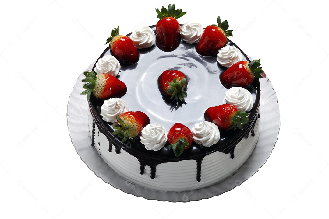 Bolo de aniversário de morango com chantilly e chocolate