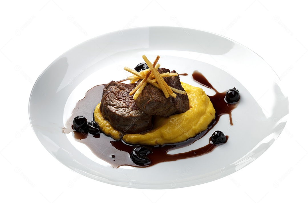 Filé mignon com purê e molho de vinho tinto