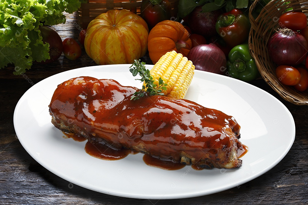 Costela assada com molho barbecue e milho