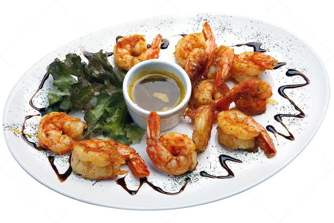 Moqueca de camarão e peixe em tijela sobre mesa de madeira