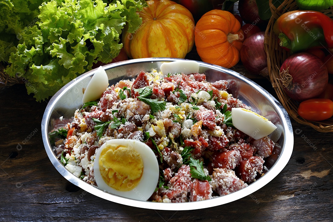 Feijão Tropeiro em uma tijela sobre mesa de madeira