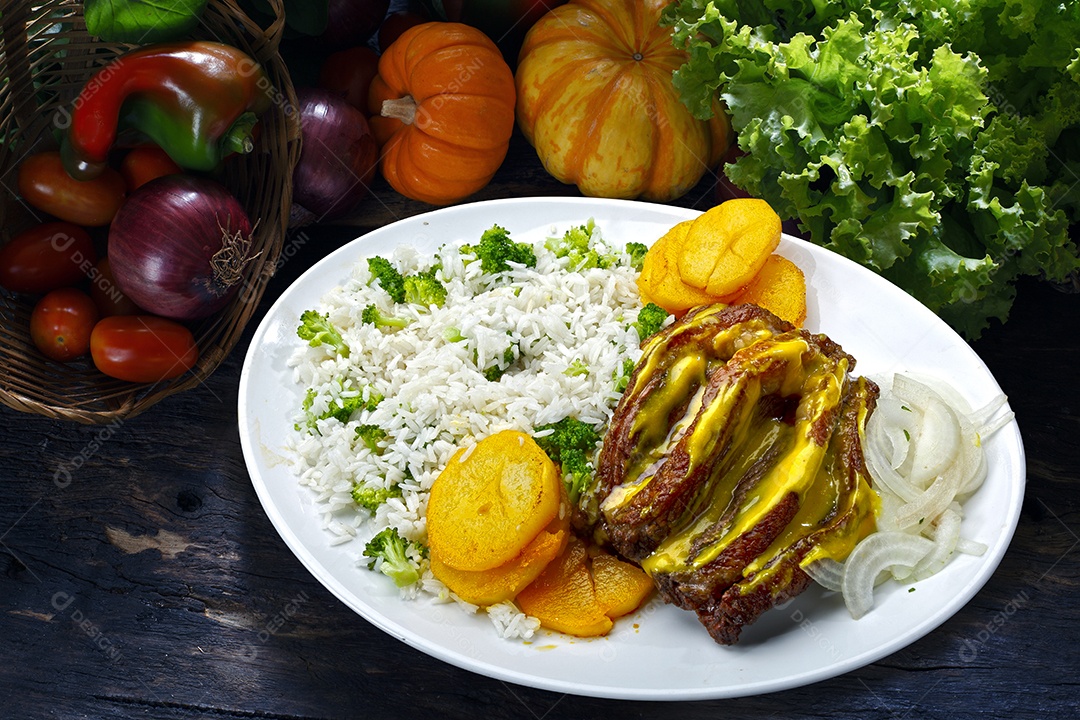 Arroz com batata e carne em um prato sobre mesa de madeira