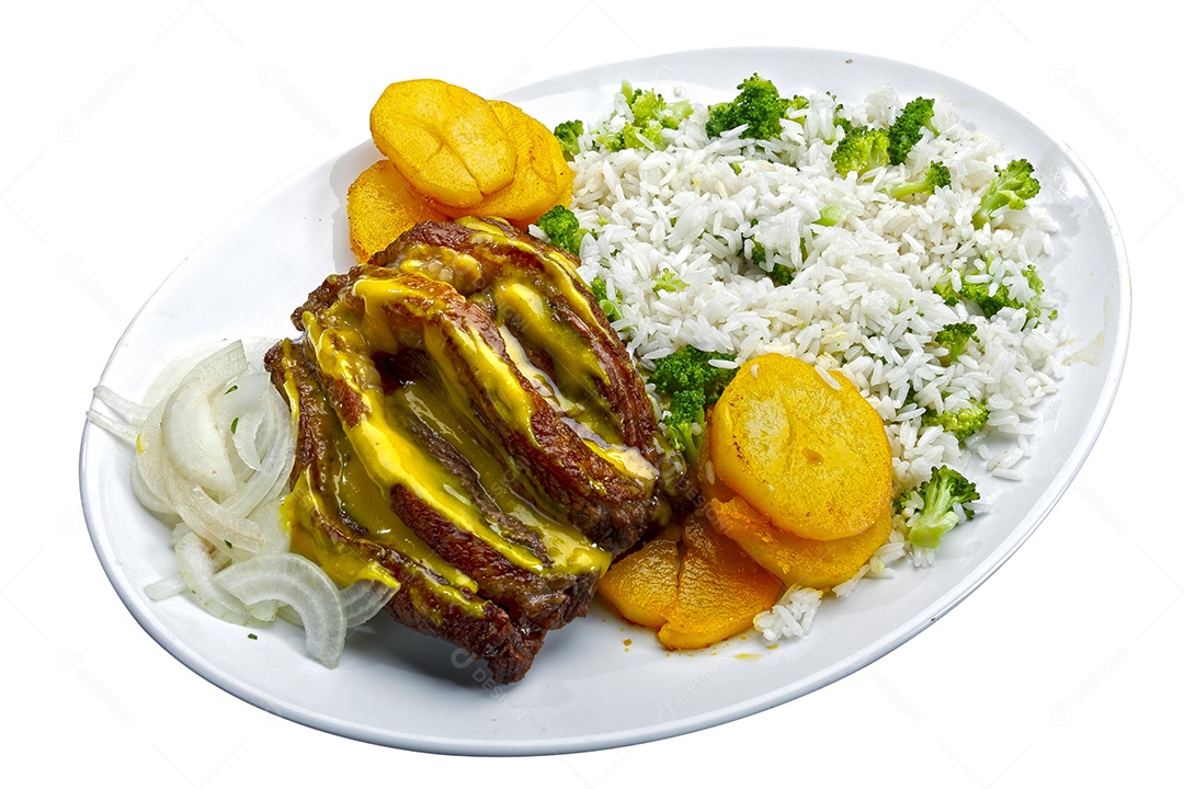 Arroz com batata e carne em um prato sobre mesa de madeira
