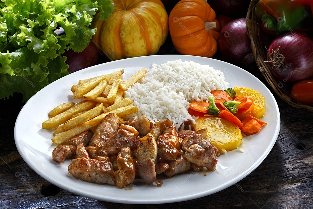 Arroz com batata e carne em um prato sobre mesa de madeira