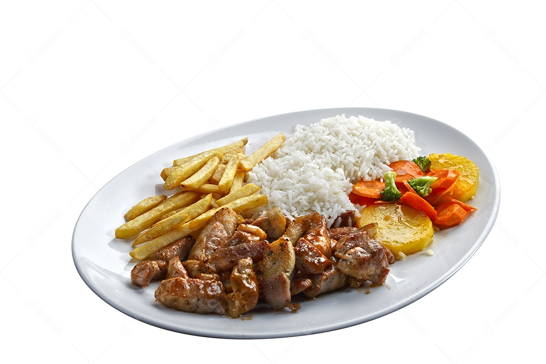 Arroz com batata e carne em um prato sobre mesa de madeira